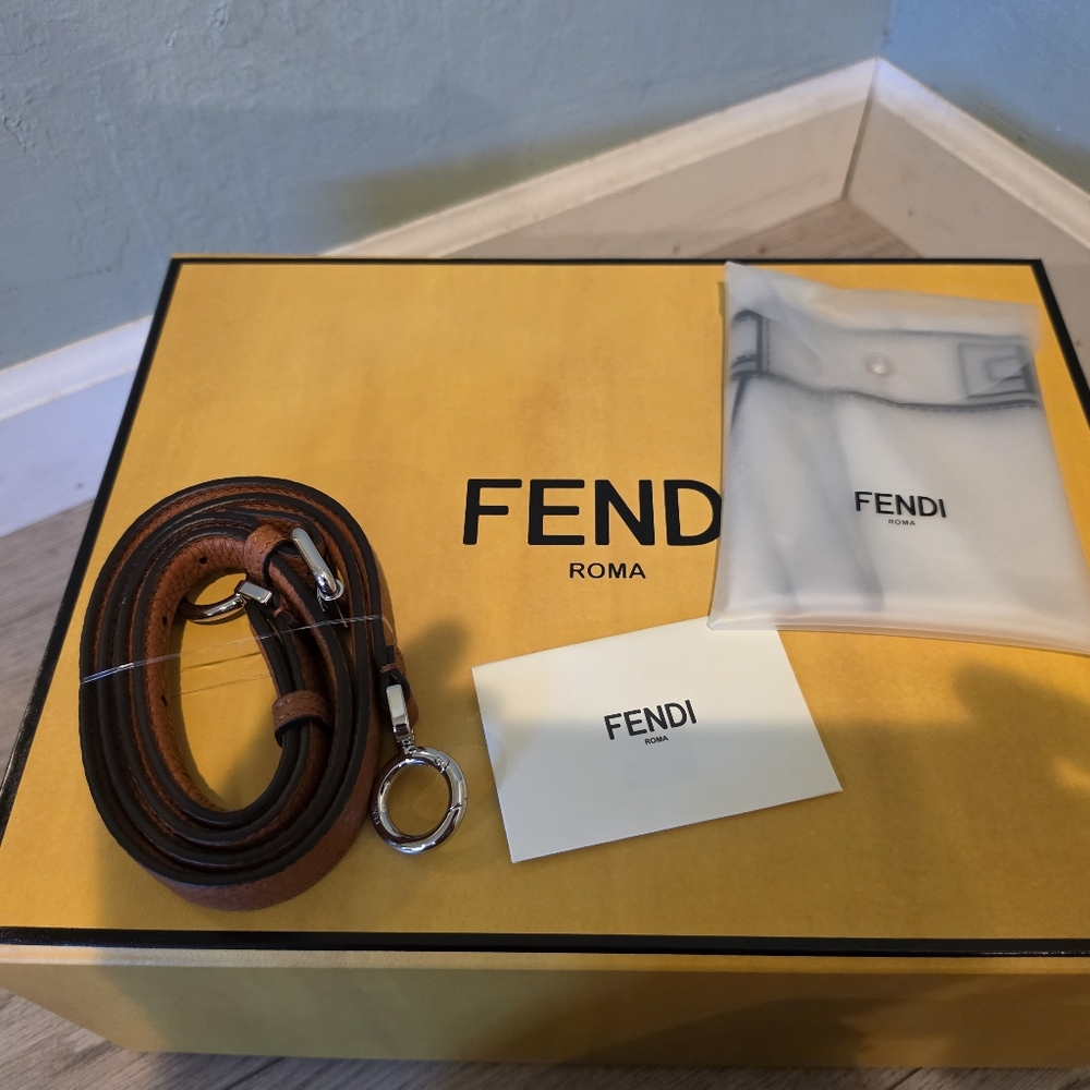 NEW Fendi Peekaboo ISeeU Small Bag - Picture 4 of 13